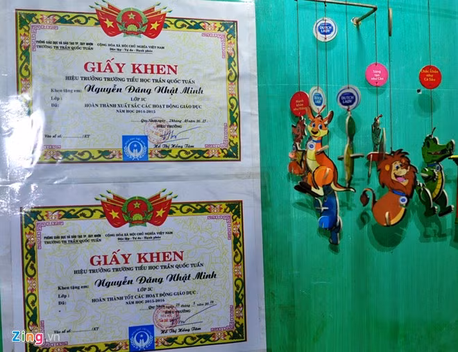 Hai năm lớp 1 và 2, Nhật Minh đạt thành tích xuất sắc trong học tập. "Thoạt đầu, tôi không tin nên yêu cầu cô giáo chủ nhiệm đưa em lên phòng, mở bài tiếng Anh trong máy tính để đọc, dịch sang tiếng Việt. Không ngờ cậu học trò đọc tiếng Anh lưu loát, dịch rất chuẩn. Qua một số vòng thi tự do Olympic tiếng Anh cấp trường, nhiều lần em đạt điểm tuyệt đối", bà Tâm chia sẻ