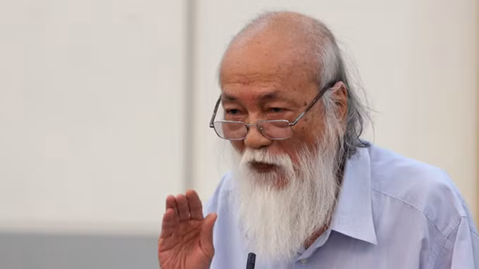 Cùng nhìn lại hình ảnh, những câu chuyện về những thầy cô đặc biệt nhân ngày nhà giáo Việt Nam 20/11. Một trong những thầy cô giáo nổi tiếng và tạo ấn tượng sâu đậm trong lòng học trò cả nước là PGS Văn Như Cương, Chủ tịch Hội đồng quản trị trường Lương Thế Vinh (Hà Nội). Không chỉ được học trò yêu quý, ngưỡng mộ về tri thức, thầy còn có sức ảnh hưởng lớn trên mạng xã hội. Nguồn ảnh: Giáo dục Việt Nam.