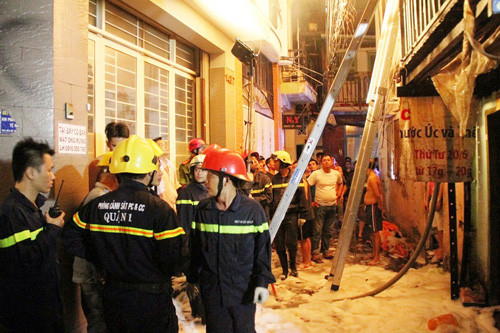 Ban đầu, nguyên nhân vụ việc được cho là do thanh niên ngáo đá đốt nhà. Sau hơn 1 giờ đồng hồ, vụ cháy đã được dập tắt, tuy không có thiệt hại về người song toàn bộ căn nhà bị cháy rụi, hai căn nhà kế bên cũng chịu ảnh hưởng. Nguồn ảnh: Dân Việt.