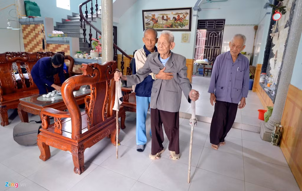 Từ trước tới giờ cụ Phương chưa phải vào bệnh viện lần nào. Cách đây vài tháng cụ bị tai biến nhẹ nhưng nằm ở viện một tuần bác sĩ đã thông báo bệnh tiến triển tốt nên cho về nhà.