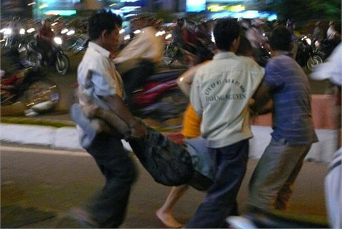 Trước đó, khi đang ngồi nhậu dưới vỉa hè ở TP HCM, một người đàn ông bị một mảng của tấm biển quảng cáo của tòa nhà bên cạnh bất ngờ bong tróc rơi trúng đầu, phải nhập viện khẩn cấp. Nguồn ảnh: Bưu điện VN.