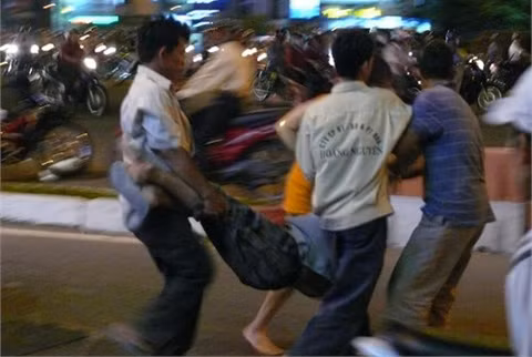 Trước đó, khi đang ngồi nhậu dưới vỉa hè ở TP HCM, một người đàn ông bị một mảng của tấm biển quảng cáo của tòa nhà bên cạnh bất ngờ bong tróc rơi trúng đầu, phải nhập viện khẩn cấp. Nguồn ảnh: Bưu điện VN.