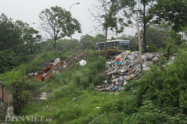 Dọc Đại lộ Thăng Long (Hà Nội) thường xuyên xảy ra nhiều vụ đổ rác thải không đúng nơi quy định, gần đây tình trạng này có chiều hướng gia tăng và diễn biến phức tạp.