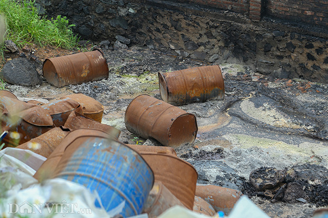Nhiều thùng phuy nằm ngổn ngang khiến dung dịch bên trong đổ lênh láng xuống mặt đất gây ô nhiễm nặng.