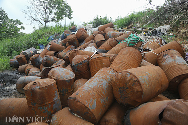Những chiếc thùng phuy hoen gỉ, không nhãn mác, không rõ được chuyển đến từ đâu đang chất lên thành núi ven đại lộ đoạn qua km số 10.