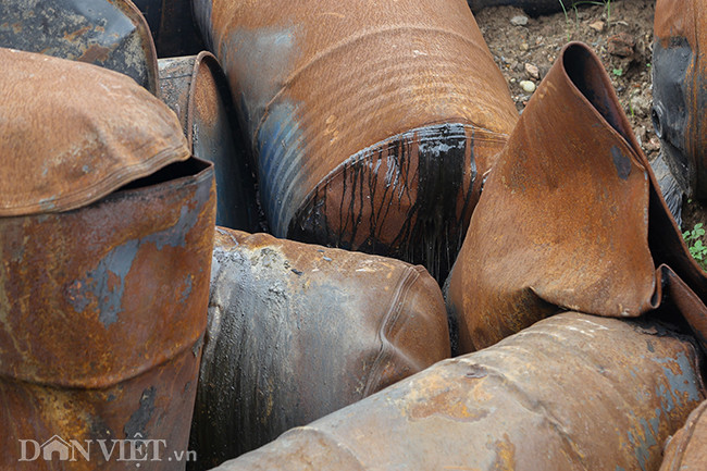 Tất cả những chiếc thùng này đều chứa một loại dung dịch màu đen, bốc mùi nồng nặc. Theo những người dân sống trong khu vực cho biết, đây là chất thải công nghiệp do nhà máy, xí nghiệp nào đó mang đến đổ trộm ở nơi này.