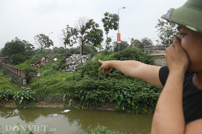 "Mùi hôi thối từ chất thải bốc ra rất nồng nặc. Dù những chiếc thùng nằm ở bờ sông bên kia nhưng cứ đi qua đoạn này là tôi phải bịt mũi ngay vì không thể chịu nổi. Tôi sợ rằng mùi hôi thối này có thể ảnh hưởng xấu đến sức khỏe", anh Lâm nói thêm.