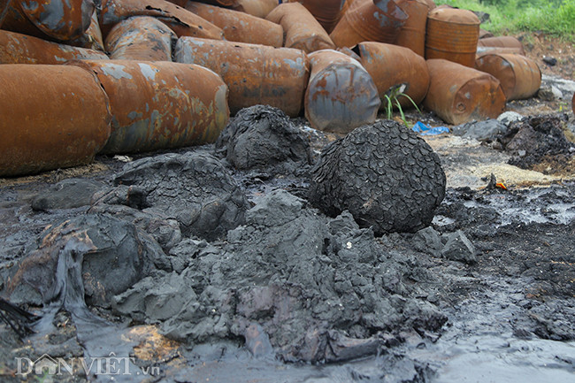 Không chịu nổi tình trạng ô nhiễm, một số người dân đã đổ xăng lên, đốt bãi phế thải. Thế nhưng chất thải trong thùng phuy không cháy mà đóng lại thành những khối lớn màu đen như cao su.