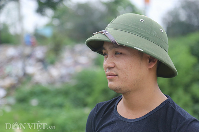 Thường xuyên đi làm qua đoạn đường này, anh Nguyễn Đình Lâm cho biết, những thùng chất thải này bắt đầu xuất hiện ở đây đã hơn một tháng nay, tuy nhiên không ai biết chúng từ đâu tới.