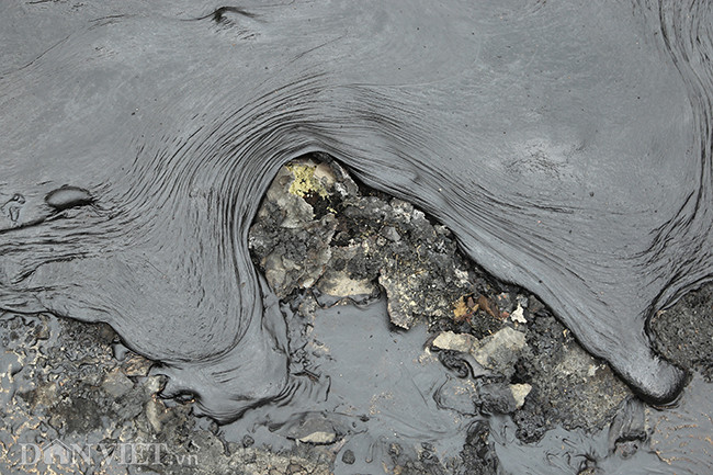 Nhìn vào dung dịch đen ngòm, đặc quánh đổ ra từ thùng phuy, nhiều người không khỏi lo ngại về độ độc hại của thứ chất thải công nghiệp này.