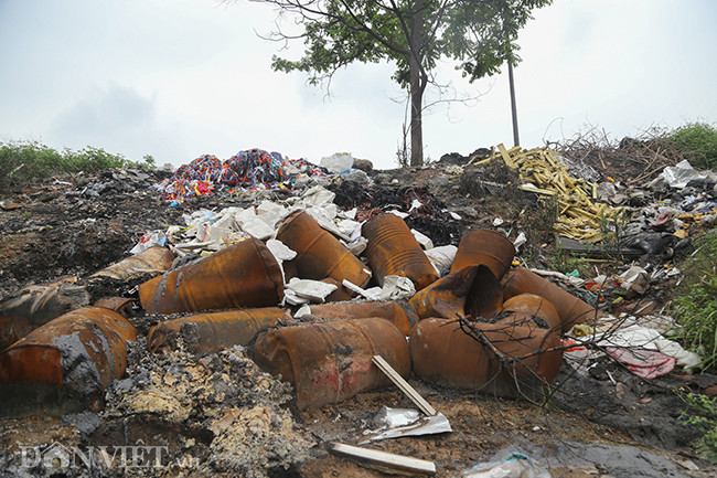 Theo ghi nhận của PV, bên cạnh các loại rác sinh thải sinh hoạt thì gần đây, ven đại lộ Thăng Long xuất hiện ngày càng nhiều các loại rác thải công nghiệp, trong đó đáng chú ý là hàng chục thùng phuy loại 100 lít được vứt bừa bãi ở đoạn qua địa phận xã Song Phương (huyện Hoài Đức).