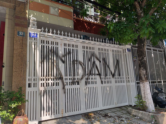 Một vài người dân bức xúc khi vụ án dần "chìm xuồng" đã đến nhà ông Linh tại Đà Nẵng và có những hành động quá khích.