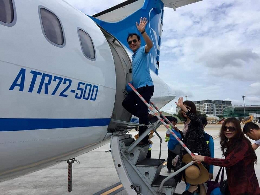 Trong khi dư luận đang phẫn nộ vì Linh "nựng" chưa bị khởi tố thì trên mạng xã hội xuất hiện hình ảnh ông này tươi cười, vui vẻ đi du lịch khắp mọi nơi.