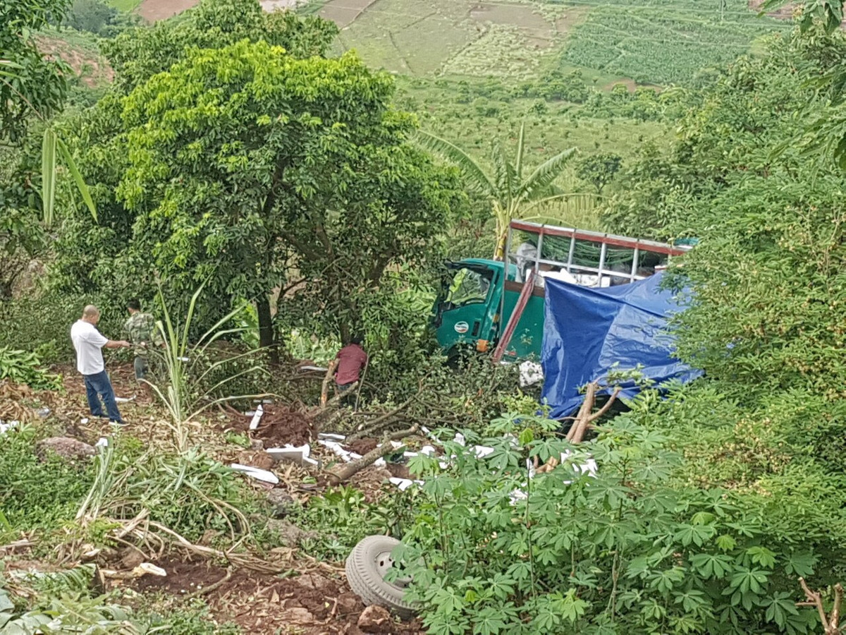 Moc Chau: Xe tai lao xuong vuc sau khien 2 nguoi bi thuong-Hinh-2