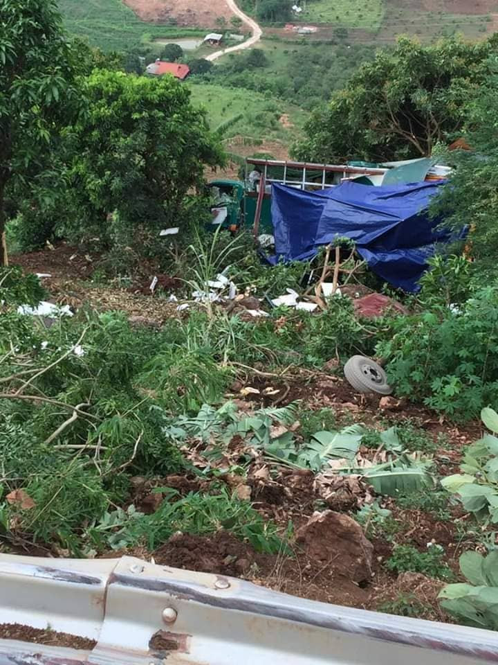 Moc Chau: Xe tai lao xuong vuc sau khien 2 nguoi bi thuong