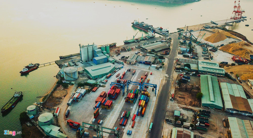 Hệ thống cầu tàu, bồn, bể chứa nhiên liệu ở cảng Quy Nhơn. Theo những người từng công tác ở cảng Quy Nhơn, trong quá trình cổ phần hóa, một số doanh nghiệp trong nước đến đặt vấn đề mua toàn bộ cảng với giá khoảng 2.000 tỷ đồng nhưng không được.