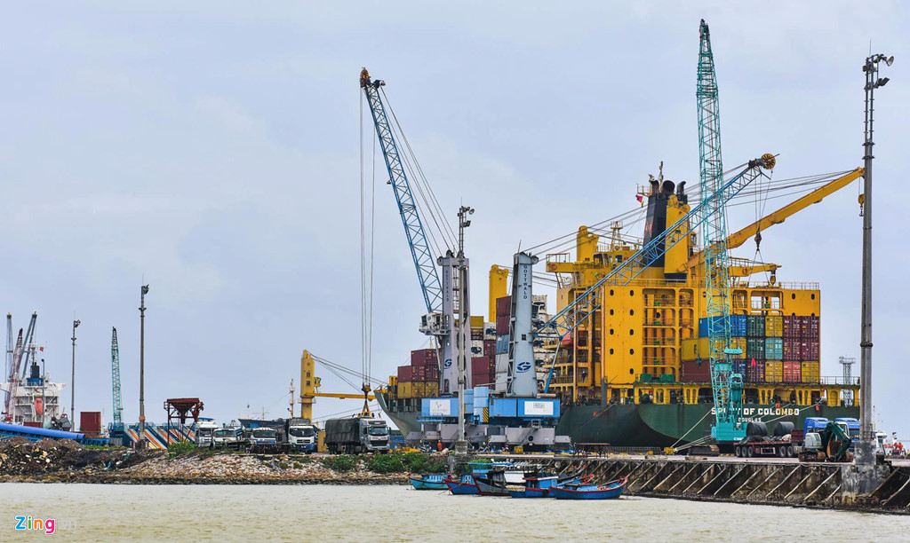 Văn phòng Chính phủ, UBND tỉnh Bình Định tổ chức kiểm điểm, xử lý trách nhiệm đối với các tập thể, cá nhân có liên quan đến vi phạm nêu tại kết luận thanh tra. Trong hình là tàu trọng tải lớn tiếp nhận container hàng hóa ở cảng Quy Nhơn.