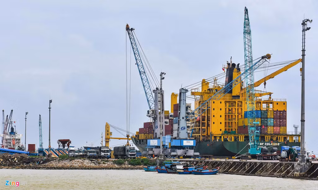 Văn phòng Chính phủ, UBND tỉnh Bình Định tổ chức kiểm điểm, xử lý trách nhiệm đối với các tập thể, cá nhân có liên quan đến vi phạm nêu tại kết luận thanh tra. Trong hình là tàu trọng tải lớn tiếp nhận container hàng hóa ở cảng Quy Nhơn.