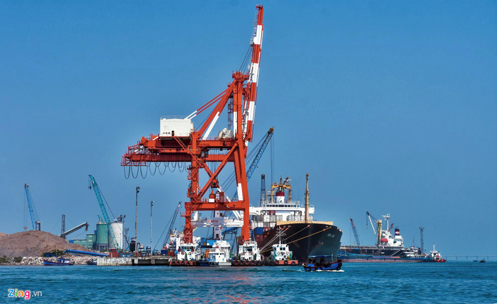 Ngoài cơ sở hạ tầng được đầu tư bài bản, cảng Quy Nhơn còn có 6 cầu tàu với tổng chiều dài 824 m, trong đó lớn nhất là cầu tàu số 6 có thể tiếp nhận tàu tải trọng 50.000 tấn. Theo các chuyên gia về cảng biển, để có thể tiếp nhận tàu có tải trọng 50.000 tấn, mức đầu tư xây dựng cho cầu tàu này phải chi phí hơn 1.000 tỷ đồng.