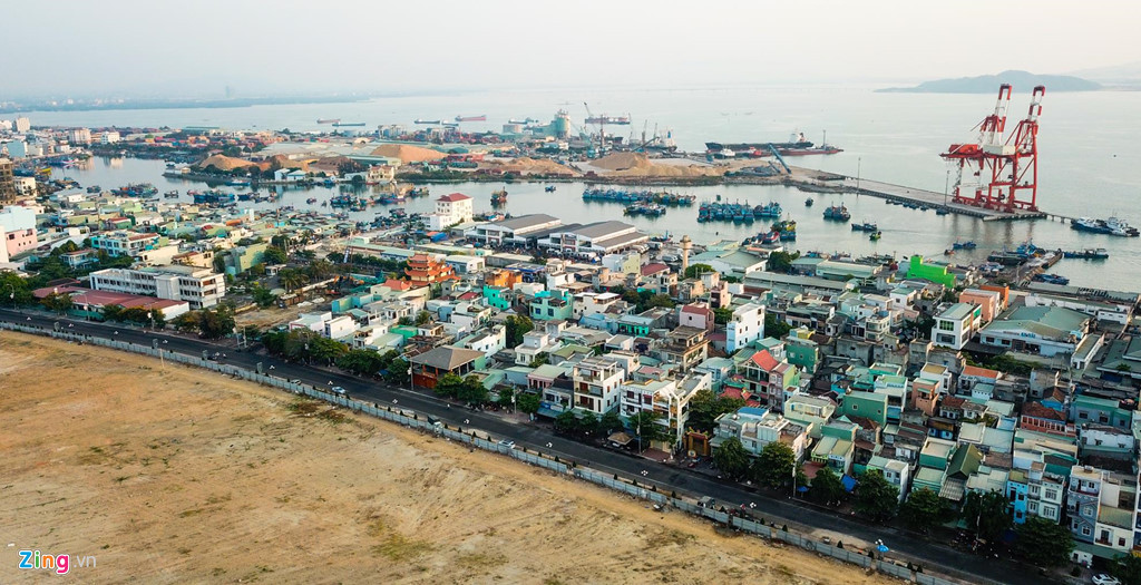 Toàn cảnh cảng Quy Nhơn nhìn từ tuyến đường Xuân Diệu. Ông Vũ Hoàng Hà, nguyên Bí thư Tỉnh ủy Bình Định, đề nghị cơ quan chức năng điều tra có hay không lợi ích nhóm trong phi vụ bán cảng Quy Nhơn với giá “rẻ như cho”.