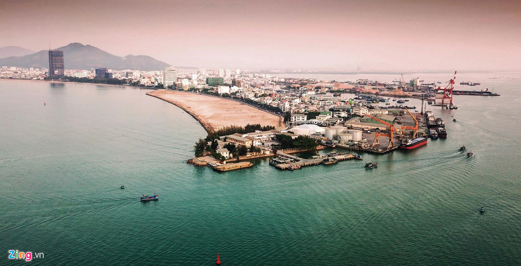 Ông Tô Tử Thanh, nguyên Bí thư Tỉnh ủy Bình Định, cho rằng việc xác định giá trị tài sản cảng Quy Nhơn có nhiều khuất tất. “Chỉ cần bán 2 cần cẩu và thương hiệu cảng Quy Nhơn thôi cũng đủ thu trên 400 tỷ, đó là chưa kể bao nhiêu tài sản khác nữa”, ông Thanh nói.