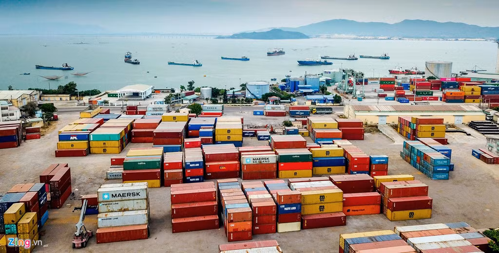 Với khối tài sản "khủng" như vậy nhưng trước khi cổ phần hóa, cảng Quy Nhơn chỉ được định giá hơn 404 tỷ đồng (thời điểm này cảng Quy Nhơn có lượng tiền mặt gần 53 tỷ đồng và nợ ngắn hạn hơn 100 tỷ đồng).