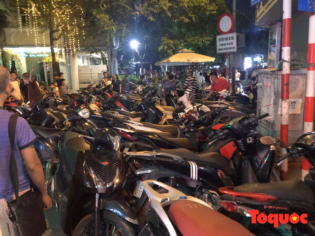 Ghi nhận của phóng viên tối 27/4, có hàng trăm phương tiện được gửi tại khu vực này với giá 50.000 đồng/phương tiện.