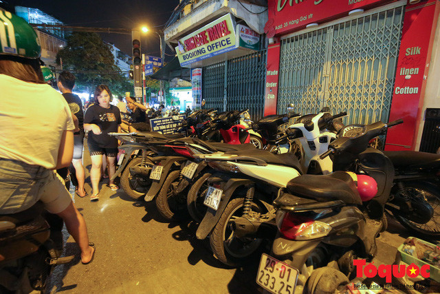 Người đi bộ phải rất khó khăn mới di chuyển được trên tuyến phố này.