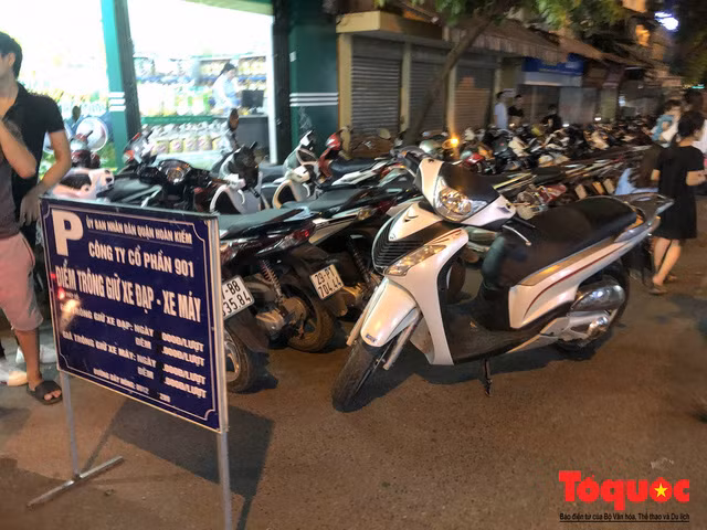 Ha Noi: Lan chiem via he, dan pho co bien long duong thanh bai gui xe-Hinh-2