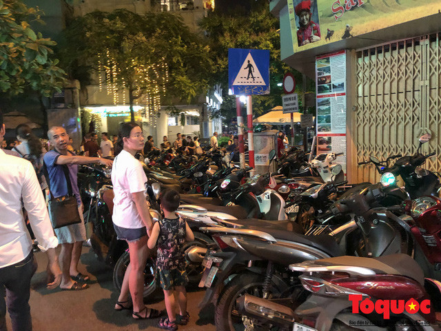 Tại điểm giữ xe tuyến phố Lượng Văn Can – ngõ Hàng Hành (phường Hàng Trống) xe xếp hàng 3-4 dưới đường lòng đường chỉ nhận đến 23h thu tiền trước giá 50.000. Khi khách có ý muốn để xe bên phía tòa nhà Trung tâm thông tin văn hóa Hồ Gươm để lên uống cà phê thì người đàn ông giữ xe nói rằng "để bên đấy một là mất xe, hai là công an bắt xe"