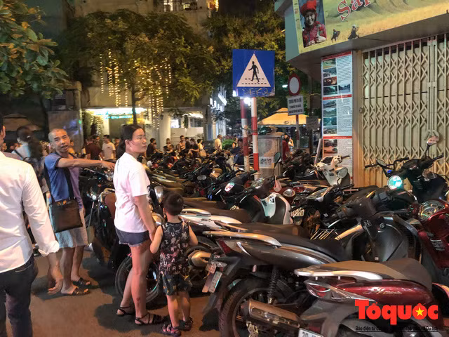 Tại điểm giữ xe tuyến phố Lượng Văn Can – ngõ Hàng Hành (phường Hàng Trống) xe xếp hàng 3-4 dưới đường lòng đường chỉ nhận đến 23h thu tiền trước giá 50.000. Khi khách có ý muốn để xe bên phía tòa nhà Trung tâm thông tin văn hóa Hồ Gươm để lên uống cà phê thì người đàn ông giữ xe nói rằng "để bên đấy một là mất xe, hai là công an bắt xe"