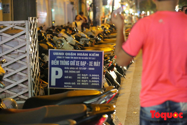 Tuy có biển thông báo giá gửi xe nhưng chỉ thông báo giá xe đạp, có giá xe máy thì được xóa đi.