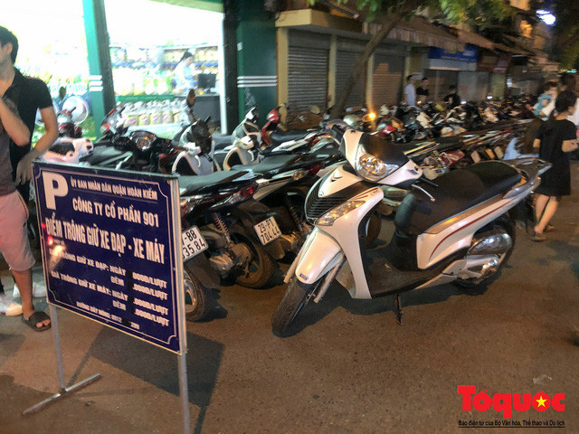 Các khu vực xung quanh phố đi bộ Hồ Gươm đã được cơ quan chức năng bố trí 80 điểm trông giữ xe để phục vụ phố đi bộ. Tuy nhiên, các điểm này chưa đáp ứng được với nhu cầu gửi xe của người dân, đặc biệt vào các buổi chiều tối. Do đó, tình trạng trông xe trái phép, "chặt chém" cũng đã trở thành quen thuộc với phố đi bộ. Trong ảnh những tấm biển báo nơi gửi xe của UBND quận Hoàn Kiếm về giá vé gửi xe đều bị xóa đi giá tiền.