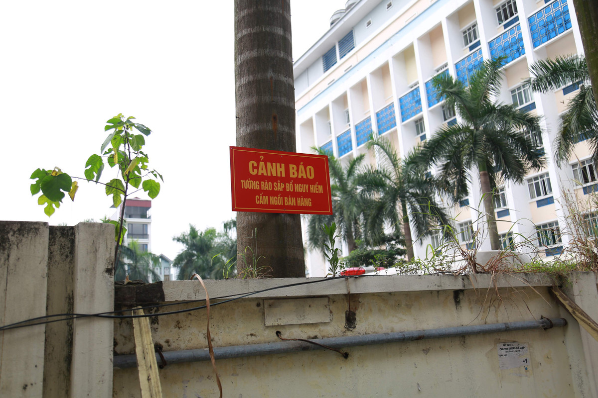 Biển cảnh báo nguy hiểm cũng đã được cơ quan chức năng treo lên để cảnh báo người dân.