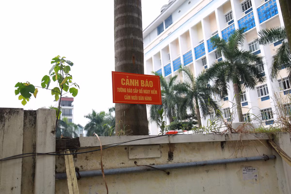 Biển cảnh báo nguy hiểm cũng đã được cơ quan chức năng treo lên để cảnh báo người dân.