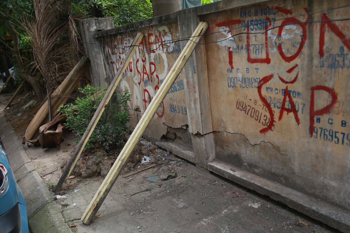 Người dân và chính quyền địa phương phải dùng cột gỗ để gia cố tạm thời bức tường trong thời gian chờ khắc phục.