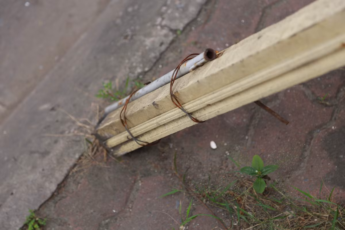 Chiếc "nạng" gỗ được gia cố thêm thanh sắt để chắc chắn.