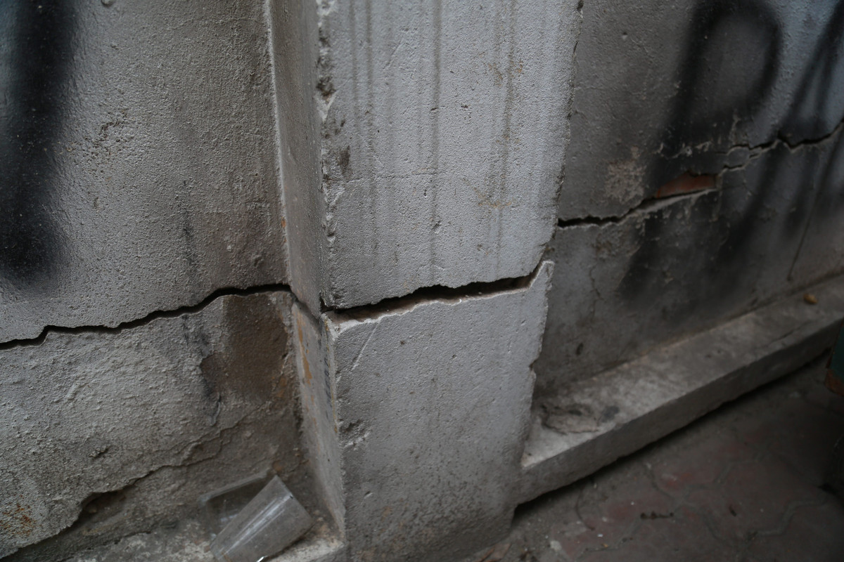 "Những chiếc cột này dựng lên đây khoảng 2 năm nay rồi. Nhiều người đi qua toàn bảo nhau chỗ này rất nguy hiểm, chủ yếu cái gốc tường không có nó đổ thì đương nhiên. Giờ "cha chung không ai khóc" thì biết kiến nghị với ai?" - Một người dân sống gần đó cho biết.