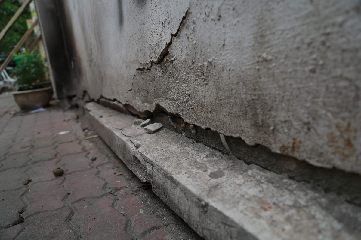 Phần móng nham nhở, khiến nhiều người đi đường cảm thấy sợ hãi mỗi khi đi qua.