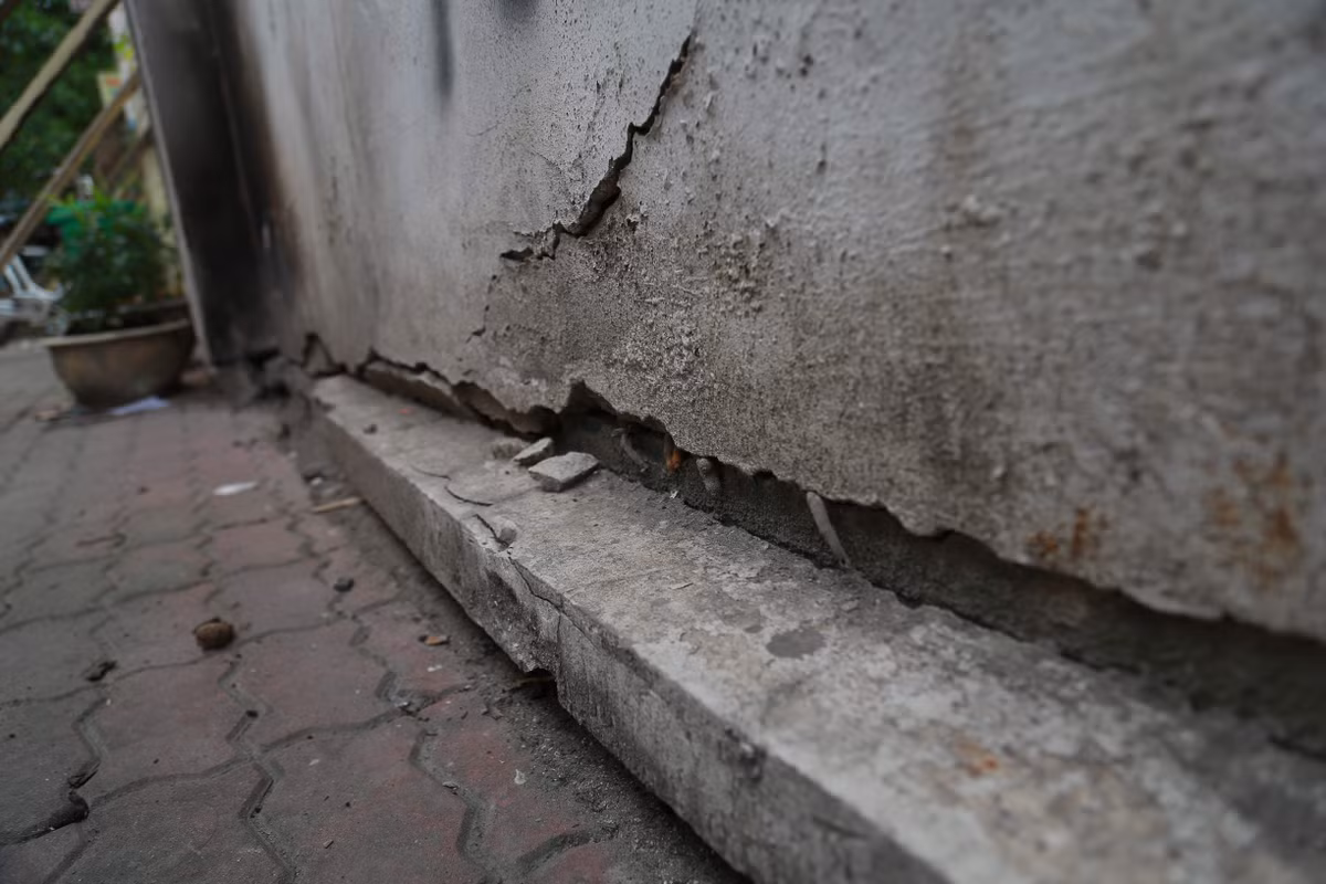 Phần móng nham nhở, khiến nhiều người đi đường cảm thấy sợ hãi mỗi khi đi qua.