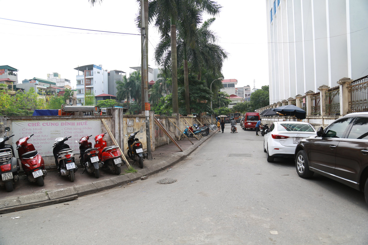 Dù được cảnh báo, vỉa hè của dãy tường vẫn điềm nhiên được sử dụng làm nơi đỗ xe.