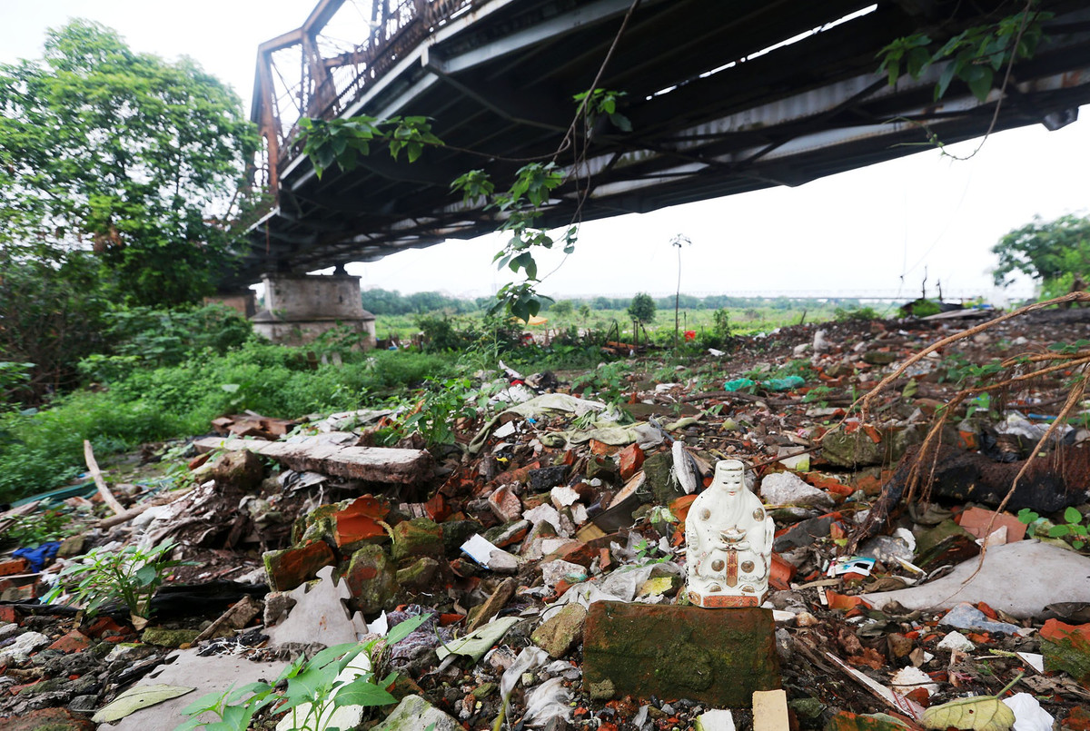Cạnh đó là gầm cầu Long Biên, nơi những bãi phế liệu khổng lồ đang ngự trị.