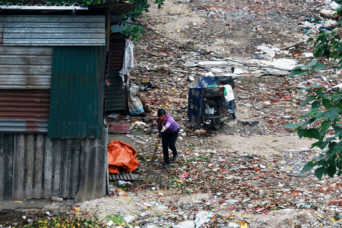 Nhiều người dân ở đây cho biết, cuộc sống của họ trở nên ngột ngạt cũng vì mùi rác thải bốc mùi. Đặc biệt, vào mỗi khi vừa mưa xong trời nắng nóng mùi rác thải xộc lên tra tấn cả khu dân cư khiến cho nhiều người phải chạy ra đường để hít thở không khí trong lành.