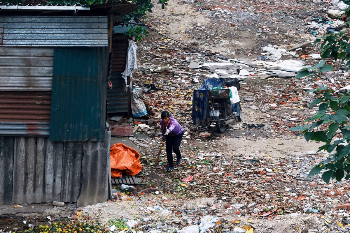 Nhiều người dân ở đây cho biết, cuộc sống của họ trở nên ngột ngạt cũng vì mùi rác thải bốc mùi. Đặc biệt, vào mỗi khi vừa mưa xong trời nắng nóng mùi rác thải xộc lên tra tấn cả khu dân cư khiến cho nhiều người phải chạy ra đường để hít thở không khí trong lành.