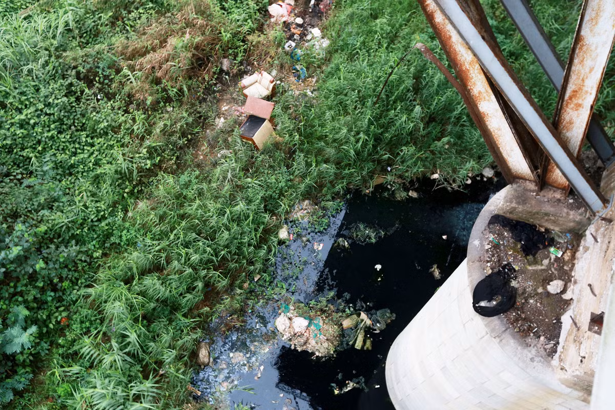 Rác thải, nước đổ thẳng ra sông Hồng, hình ảnh ghi nhận tại một trụ cầu Long Biên, nơi đây rác ùn ứ, dòng nước bị đen đặc, bốc mùi hôi thối.