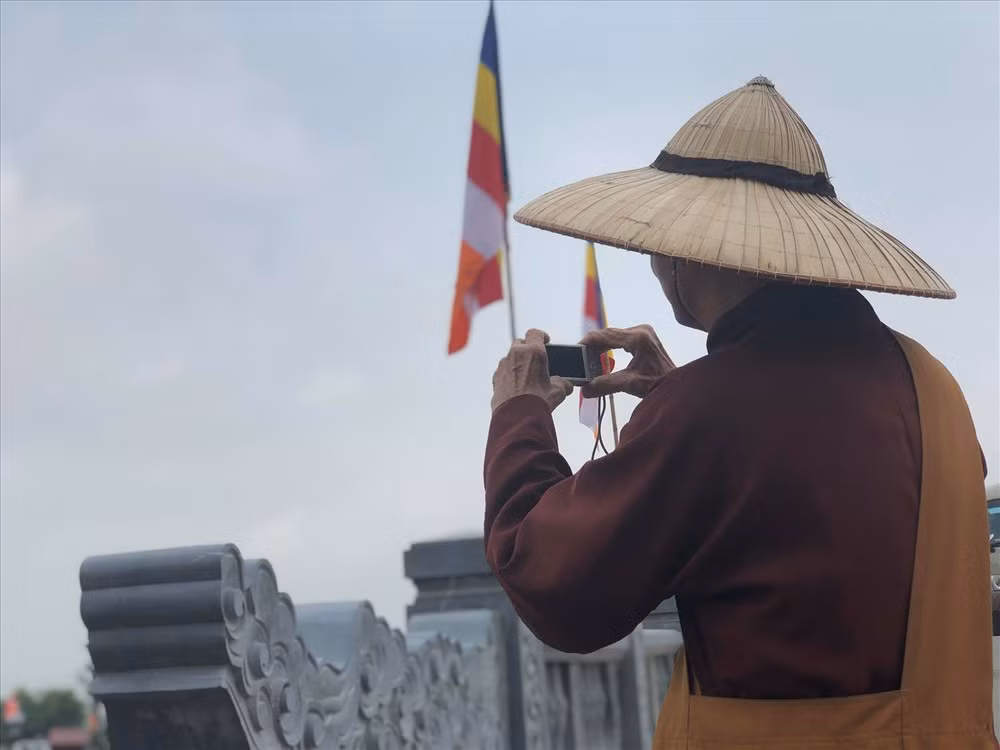 Vi su gan tram tuoi lang le chong gay mang tam tu ve Tam Chuc du Vesak-Hinh-4