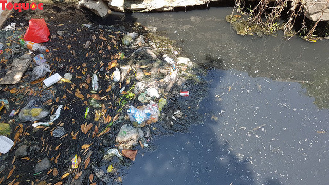 "Mùa nắng thì bốc mùi hôi thối, mùa mưa thì nước bẩn dâng lên, nhà nào thấp thì nước tràn vào nhà, khiếp lắm", một người dân sống gần kênh Khe Cạn cho biết.