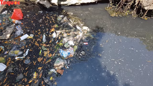 "Mùa nắng thì bốc mùi hôi thối, mùa mưa thì nước bẩn dâng lên, nhà nào thấp thì nước tràn vào nhà, khiếp lắm", một người dân sống gần kênh Khe Cạn cho biết.