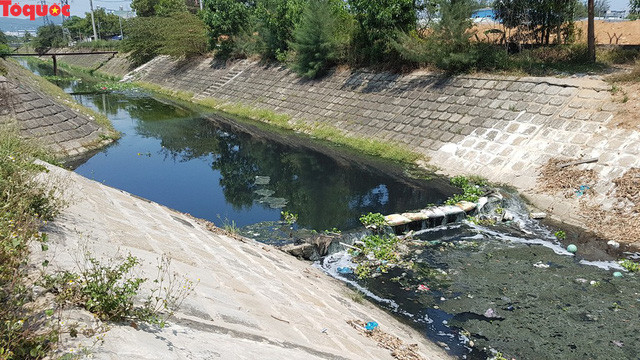 Đặc biệt, dòng nước đen ngòm từ kênh Khe Cạn chảy thẳng ra sông Phú Lộc gây nguy cơ ô nhiễm môi trường nghiêm trọng.