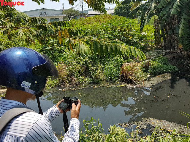 Dòng nước đen ngòm trên kênh Khe Cạn...